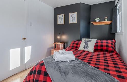 Baie-St-Paul Ski Chalet | 3CH - Fireplace Spa Sauna WiFi Ping-pong