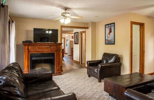 Collingwood Apartment | 4 Bdrm Apartment, Walk to Village, Private Beach Access, BBQ, Petfriendly
