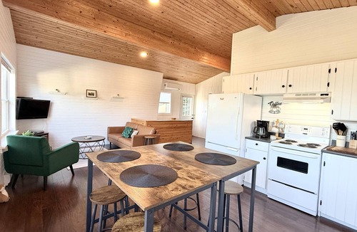 Darnley Cottage | 4 bed plus bunkie, sleeps 10 at the BEACH!