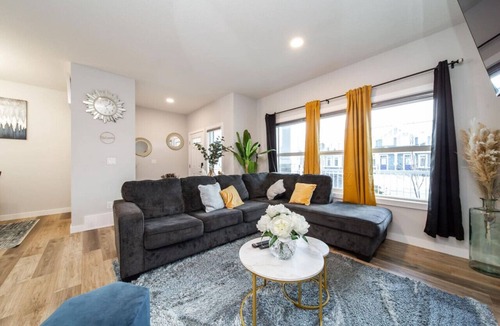 Southwest Edmonton House | 4 BEDRM Luxury 15 minsYEG/WEM