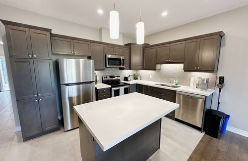 Niagara Falls House | 4 Bedroom and 4 Full Bathroom Bungalow Minutes from Niagara Falls