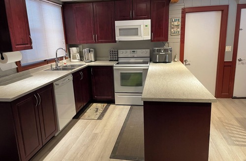 Providence Bay House | 4 Bedroom Cottage On Manitoulin Island - Next to Sandy Beach!