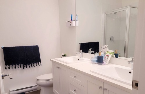 Newton Condo | 4 min to Bear Creek Park, Surrey✧2BED-2BATH✧KITCHEN✧