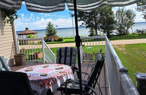 Westerose House | 4 Seasons Lakeview Cottage w/Private Boating Dock