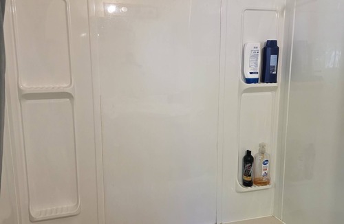 Surrey House | $40 PRIVATE ROOM