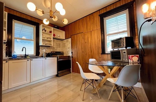 Bridgeview House | 4B/1BA Cozy Eclectic House