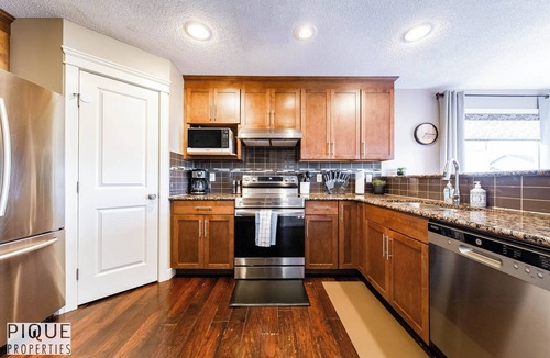 Southeast Edmonton House | 4BDRM Chic Home - King Bed - BBQ - Garage - WiFi