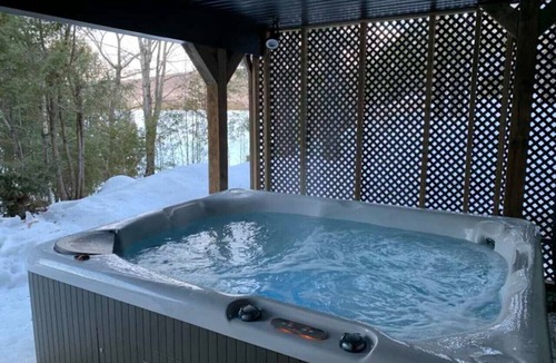 Labelle Ski Chalet | 4bdrs Waterfront Chalet w/Private Dock & Hot Tub