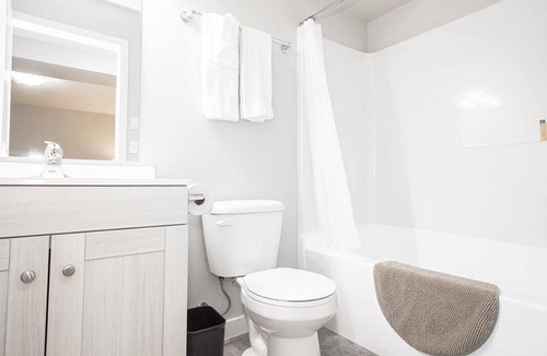 Fort Gary House | 4Bed 2Bath Townhouse with Laundry, Parking & Wi-Fi