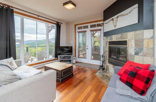 Petite-Riviere-Saint-Francois Ski Chalet | 4BR Spa, Sauna, View, Billiards Lower Unit