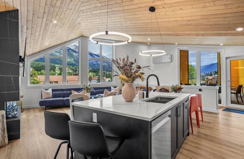 Teepee Town Villa | 4BR Luxury Mountain Retreat| Pvt HotTub| Sleeps 17