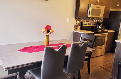 Southwest Edmonton House | 4K Projector Theatre, Cozy Vibes, Attached Garage, 2 King, 1 Queen, 1 sofa bed