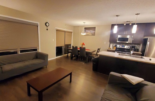 Southwest Edmonton House | 4K Projector Theatre, Cozy Vibes, Attached Garage, 2 King, 1 Queen, 1 sofa bed