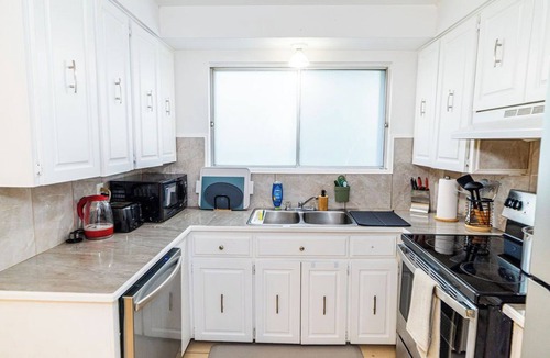 Brossard House | 5 BDRS Entire Comfort House near DT, Parking
