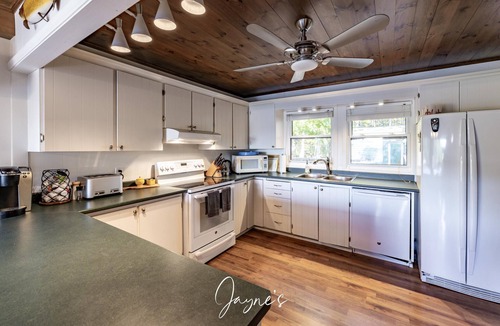 Muskoka Lakes Cottage | 5 bed 2 bath cottage on Lake Rosseau