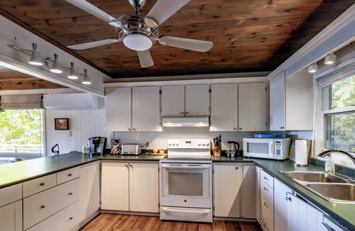 Muskoka Lakes Cottage | 5 bed 2 bath cottage on Lake Rosseau
