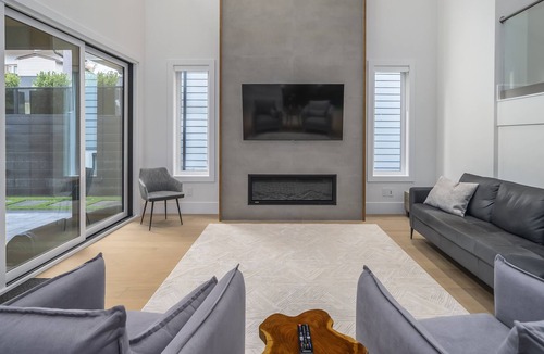 Port Coquitlam House | 5 bedroom private modern home - 3.5 bath - Sleeps 10