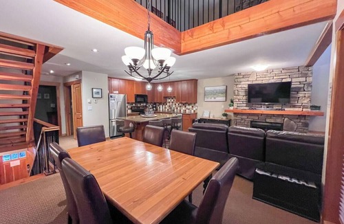 East Kootenay Condo | 5 Min. Drive to the Resort & Fernie. Hot Tub