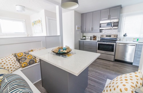 Jasper Place House | 5 min from WEM - 3 Bedroom Home