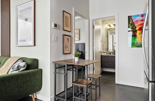East Village Apartment | 5 min to Stampede | 2BR |AC |Near Frt Calgary