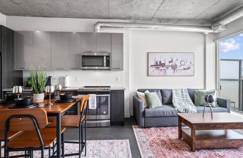 Victoria Park Apartment | 5 mins from Stampede | King Bed | Sofa Bed | AC