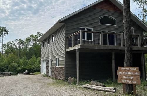 Tobermory Cottage | 5 minute walk Bruce Anchor Boats & LightHousenFamily Friendly, 4 Bedroom Cottage