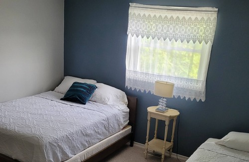 Port Stanley Cottage | 5 minutes from beach - 3 bedroom cottage - Port Stanely with large private yard