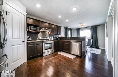 Southeast Edmonton House | 5BD Jungle Oasis - Hot Tub - BBQ - King Bed - Games - AC