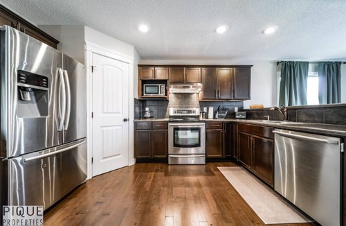 Southeast Edmonton House | 5BD Jungle Oasis - Hot Tub - BBQ - King Bed - Games - AC