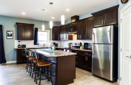 Jasper Place House | 5BDRM Bright Modern Home-King Bed-Garage-Sleeps 12