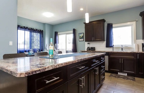 Jasper Place House | 5BDRM Bright Modern Home-King Bed-Garage-Sleeps 12