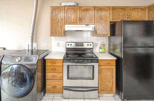 Calgary House | 5Beds 2Bath with New Furniture Work Space 10 mins to YYC 1 Min to Bus