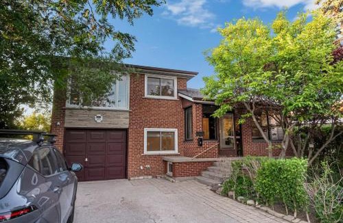 Downsview House | 5BR North York Home - Sleeps 11 - Parking