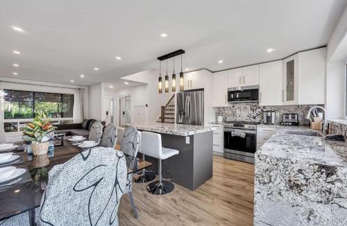 Downsview House | 5BR North York Home - Sleeps 11 - Parking