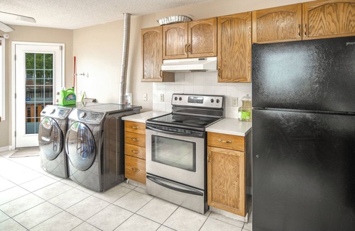 Calgary House | 5BR2BA Suite with Work Place near YYC 1 Min Walk to Bus Stop