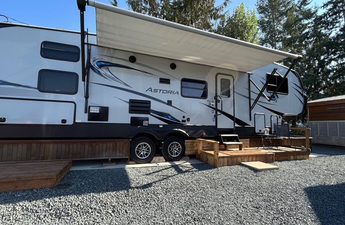 Regional District of Nanaimo House | 5th Wheel Glamping by the Ocean