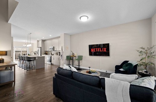 North Central Edmonton House | 6 BR | Sleep 12 | Stadium & Rogers | Yard | Garage