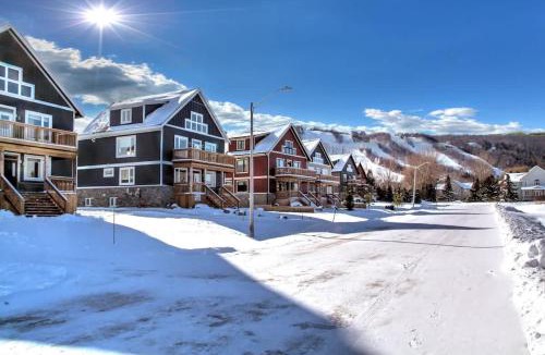 The Blue Mountains House | 7 bdrm Luxury 7 baths Private Beach Access Hot Tub