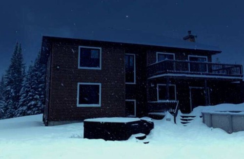 Lantier Cottage | 7 bedroom waterfront chalet with hot tub and private beach