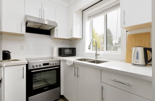 Knight Apartment | 791 Durward Avenue
