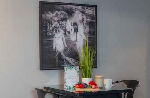 Niagara Falls Apartment | 8 KING Bed, Comfy Sofa, Close To Attractions