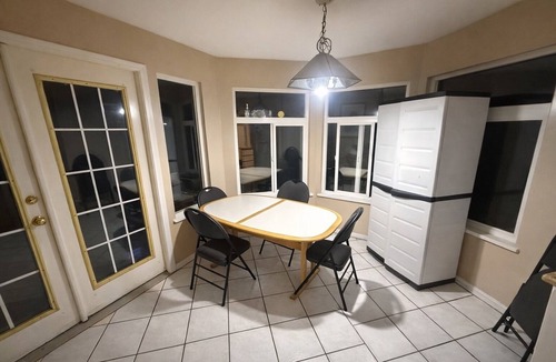 Richmond House | 8 min to metro, 5 min walk to bus, large queen bedroom Ensuite kitchenette