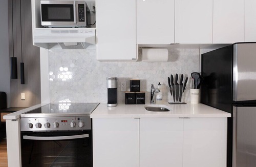 Plateau Mont Royal Apartment | #8 - Studio/Plateau/St-Denis/SelfCheck-In/AC/TV