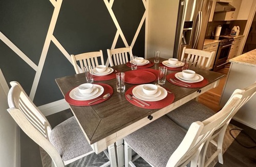 Southeast Edmonton House | A/C, Fenced backyard , BBQ grill, pets welcome