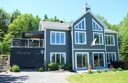 Saint-Joseph-de-la-Rive House | A warmhearted residence with a view