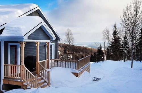 Saint-Joseph-de-la-Rive House | A warmhearted residence with a view