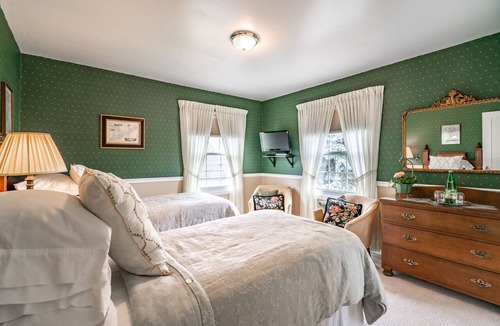 Historic Old Town Bed & Breakfast | Abacot Hall Bed & Breakfast