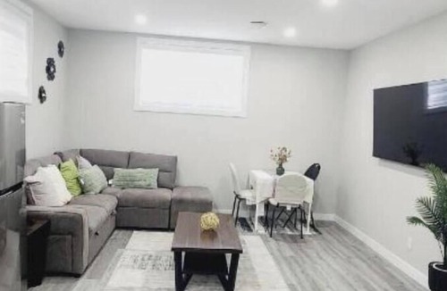 Highland Park House | Accessible/petfriendly-2bedSuite