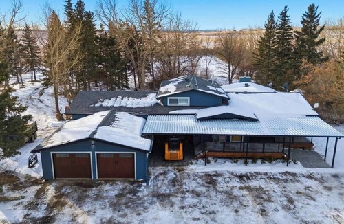 Airdrie House | Acreage, Hot Tub, AC, Pool Table, Sauna, King Beds