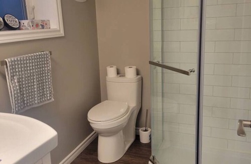 Port Weller West Condo | Adorable bachelor guest suite close to lake!